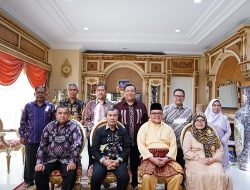 Silahturrahmi ke Kediaman Gubernur Terdahulu, Gubri Antar Langsung Undangan HUT 65 Riau