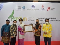 Gubernur Riau Resmi Terima Sertifikat Pantun dari UNESCO