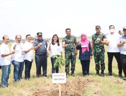 Gandeng Tiga SMKN Pertanian, FIFGROUP Tanam 1.437 Pohon di Food Estate Korem Cibitung