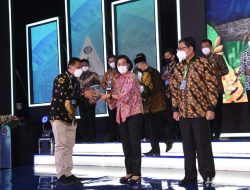 Wabup Kuansing Suhardiman Terima Penghargaan Dari Menkeu Sri Mulyani