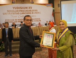 Dekan Pascasarjana Unilak Dr Adolf Bastian Kukuhkan 136 Orang Lulusan di Yudisium XV