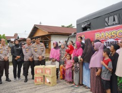 Humas Polda Riau dan WMPR Salurkan Paket Sembako ke Warga Terdampak Banjir