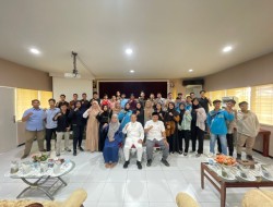 Mampu Mengharumkan Nama Riau, Rektor Unilak Dr Beri Penghargaan Mahasiswa Berprestasi 2022