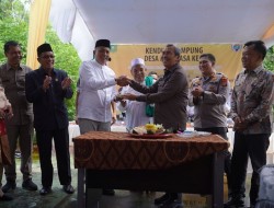 Gubri Syamsuar-Bupati Adil Potong Tumpeng Bersama di Kenduri Desa Mantiasa