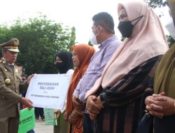 Penyerahan Tali Asih di Peringatan K3 Berjalan Khidmat
