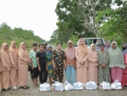 DWP Diskominfotiks Rohil Bagikan Sembako dan Makanan