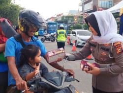 Indahnya berbagi, Sat Lantas Polresta Pekanbaru Bagikan Takjil Gratis Dijalan Sudirman