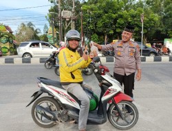 Kapolsek Bukit Raya Berbagi Takjil di Bulan Suci Ramadhan