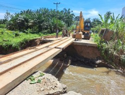 Dinas PUPRPKPP Provinsi Riau Bangun Jembatan Darurat di Bangun Purba