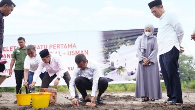 Peletakan Batu Pertama Masjid Al-Usman, Ketua RT: Terima Kasih Pak Syamsuar