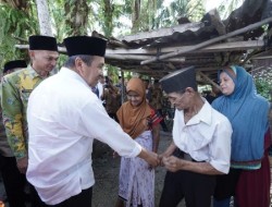 Gubernur Syamsuar Serahkan Bantuan Rumah Layak Huni, Pasutri Menangis Bahagia