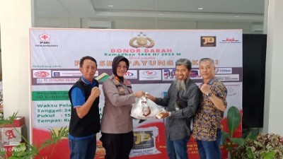 Polsek Payung Sekaki dan Rumah Jum’at Berkah (JB) Kembali Gelar Donor Darah Serta Berbagi Sembako dan Takjil Gratis