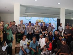 Polresta Pekanbaru Bersama Komunitas Rumah JB Polsek Payung Sekaki Berikan 22 Paket Sembako Ke Penggali Makam