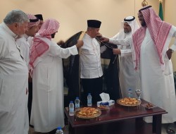 Gubri Syamsuar Dipasangkan Jubah Tamu Negara di Jeddah