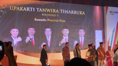 Bawaslu Riau Raih Penghargaan Ajang Anugerah Tinarbuka Komisi Informasi Pusat