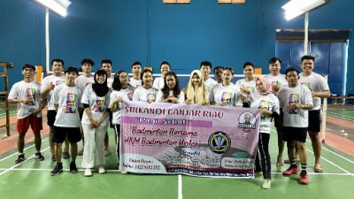 Srikandi Ganjar Adakan Latihan Badminton Bareng Milenial di Pekanbaru