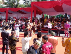 Gubernur dan Forkopimda Riau Bergembira Menari Randai Kuansing di Parade Bhinneka Tunggal Ika