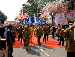 Ribuan Peserta Berpakaian Adat Daerah Ramaikan Parade Bhinneka Tunggal Ika dan Pawai Budaya di Pekanbaru