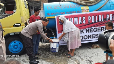Polda Riau Salurkan Bantuan Air Bersih Kepada Warga Bencah Lesung