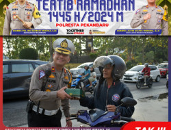Kasat Lantas Polresta Pekanbaru Sosialisasikan OTR LK 2024 dan Bagikan Takjil serta Nasi Kotak kepada Pengendara