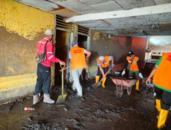 Pasca Banjir Lahar Dingin, Tim PT Bukit Raya Mudisa Bersihkan Masjid Al Ikhlas Manunggal