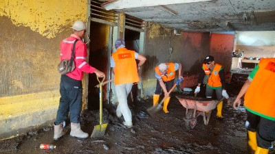 Pasca Banjir Lahar Dingin, Tim PT Bukit Raya Mudisa Bersihkan Masjid Al Ikhlas Manunggal