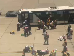 Tiba di Bandara AMAA, Jemaah Riau Lakukan Sujud Syukur