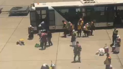 Tiba di Bandara AMAA, Jemaah Riau Lakukan Sujud Syukur