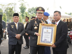 HUT Bhayangkara, Dirut PHR Terima Penghargaan Kapolda Riau