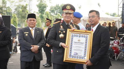 HUT Bhayangkara, Dirut PHR Terima Penghargaan Kapolda Riau