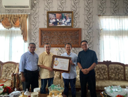 Syamsuar Terima Penghargaan Sebagai Gubernur Sawit Indonesia