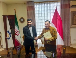 Ketum SMSI Firdaus Teken MoU Bersama Konselor Kebudayaan Iran Ebrahimi