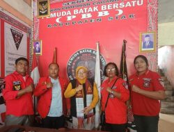 Dikalungi Ulos, Pemuda Batak Bersatu Doakan Dr. Afni Jadi Bupati Siak