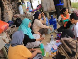 Sambil Lesehan, Cabup Afni Dengarkan Keluh Kesah Petani yang Sulit Dapat Pupuk Subsidi