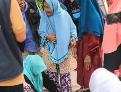 Rela “Kaki Ayam”, Cabup Afni Berikan Sandal pada Nenek yang Hadiri Kampanyenya