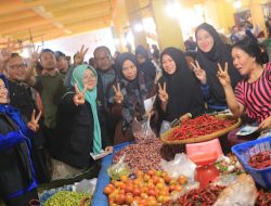 Pasangan Afni-Syamsurizal ‘Dikerubungi’ Warga di Pasar Sungai Apit