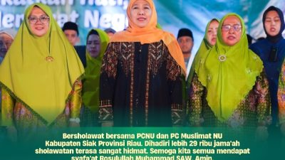 Khofifah Bershalawat Bersama Afni dan Lautan Massa di Kota Siak
