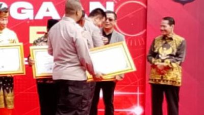 Ketua PWI Raja Isyam Azwar Dianugerahi Penghargaan oleh Kapolda Riau