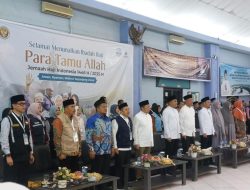 Penjabat Sekdaprov Riau Lepas Kloter Perdana Jemaah Haji Riau